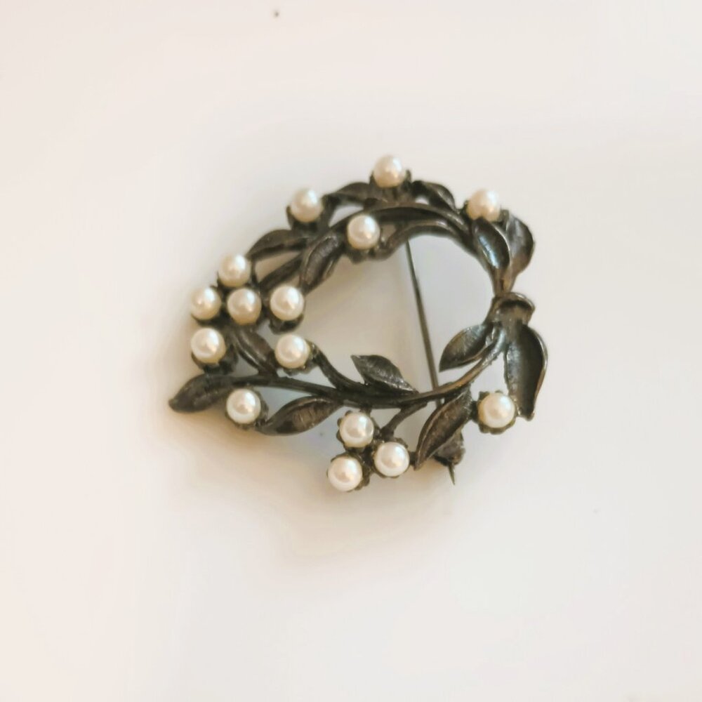 Vintage Black Wreath Pearl Brooch Vines tied with Bow Pin